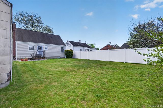 27 Spruce Street, Islip, NY 11751