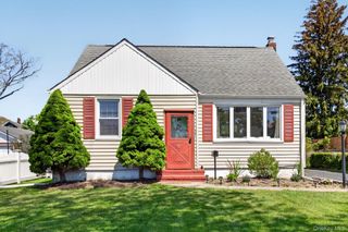 27 Spruce Street, Islip, NY 11751