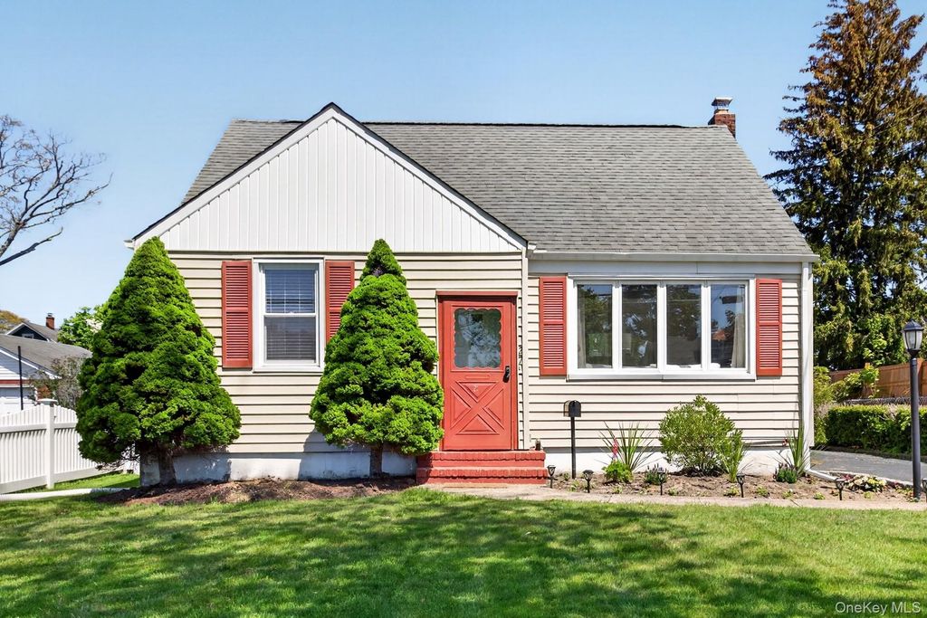27 Spruce Street, Islip, NY 11751