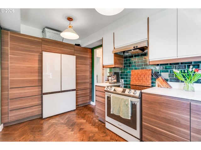 2160 Sw 79TH Ave, Portland, OR 97225