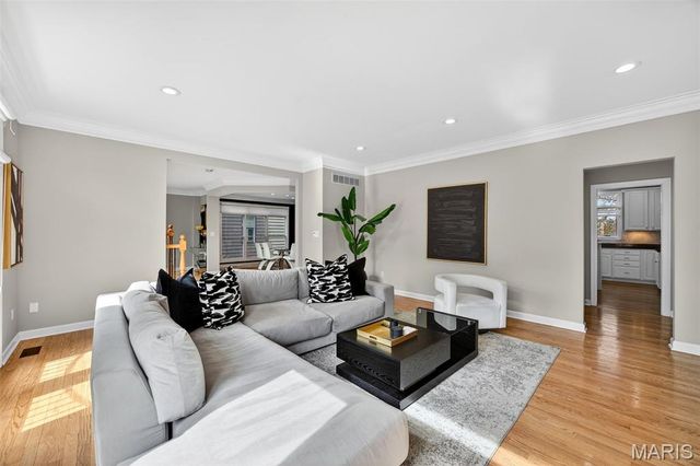 7249 Forsyth Boulevard, St Louis, MO 63105