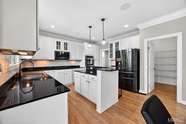 7249 Forsyth Boulevard, St Louis, MO 63105