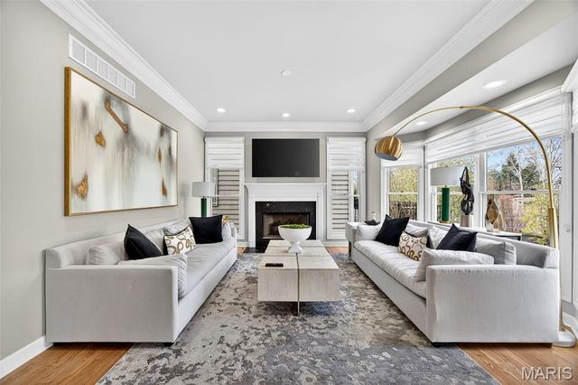 7249 Forsyth Boulevard, St Louis, MO 63105