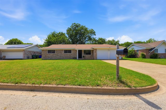 833 Bridle Avenue, White Settlement, TX 76108