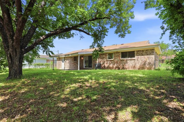833 Bridle Avenue, White Settlement, TX 76108