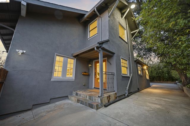 5056 Fairfax Ave, Oakland, CA 94601