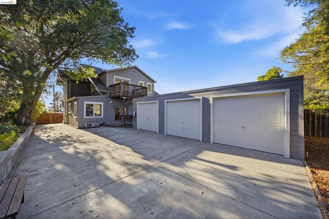 5056 Fairfax Ave, Oakland, CA 94601