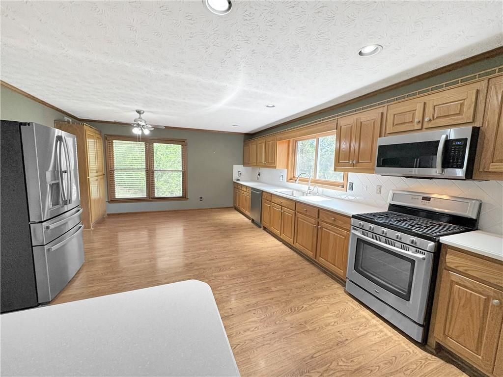 Image 6 of property listing at 6708 Bass Circle, Buford, GA 30518