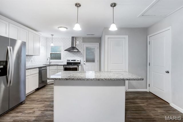 108 Hillsdale Drive, Ballwin, MO 63011