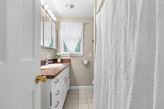865 Salem St, Groveland, MA 01834