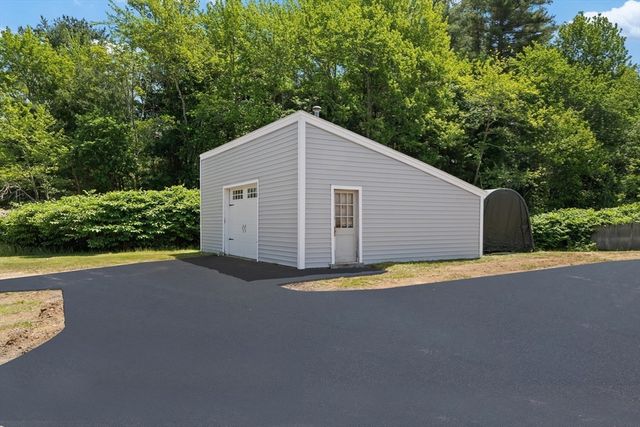 865 Salem St, Groveland, MA 01834