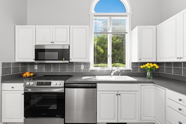 865 Salem St, Groveland, MA 01834