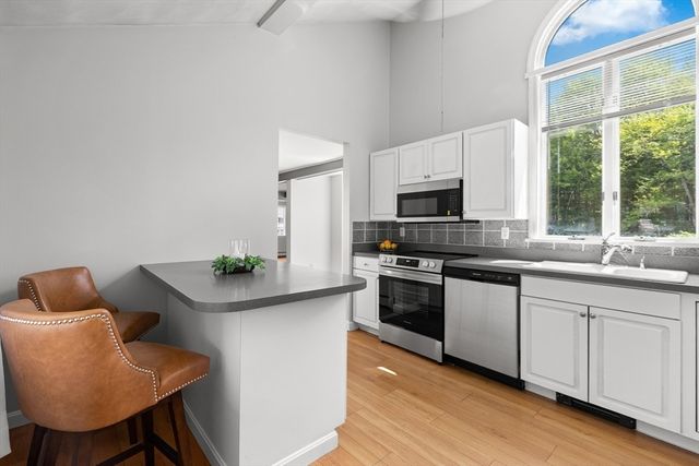 865 Salem St, Groveland, MA 01834