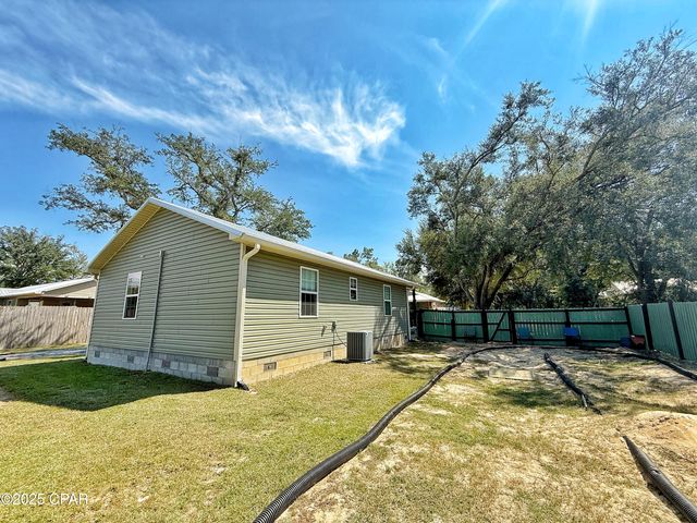 6589 Grand Oak Loop, Grand Ridge, FL 32442