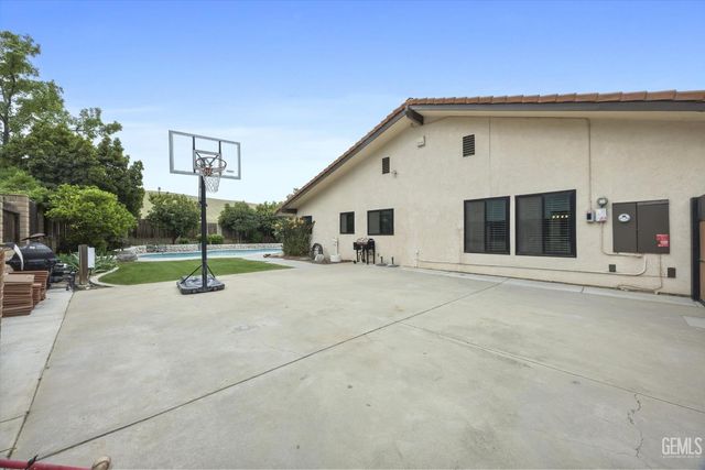 12151 Cattle King Drive, Bakersfield, CA 93306