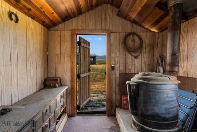 2221 Gateway South Road, Gallatin Gateway, MT 59730