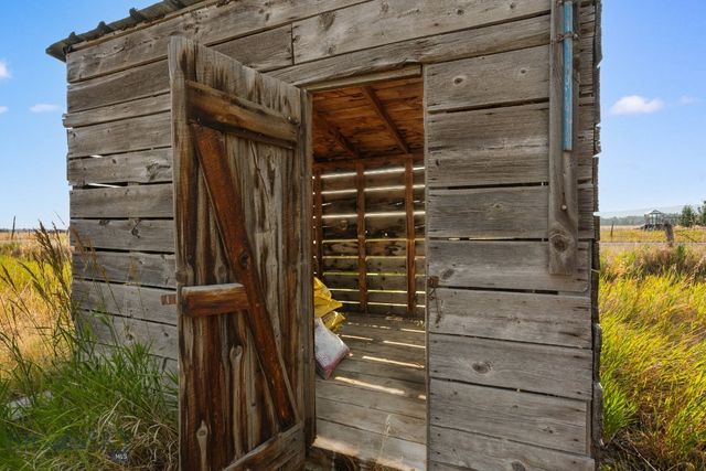 2221 Gateway South Road, Gallatin Gateway, MT 59730