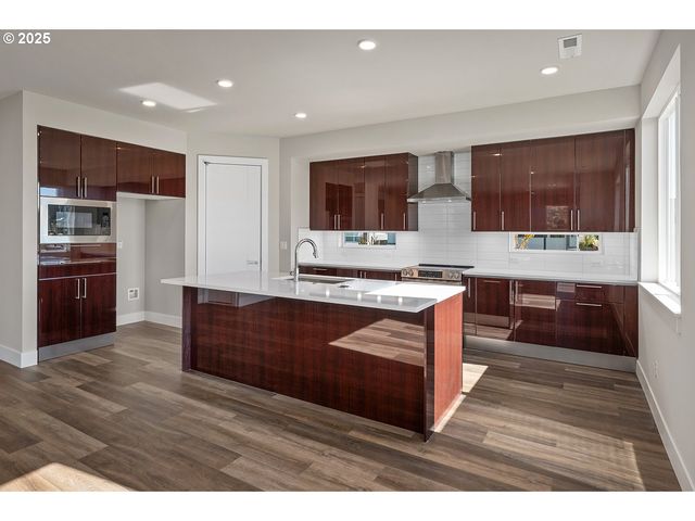 7033 Sw BRISBAND St, Wilsonville, OR 97070