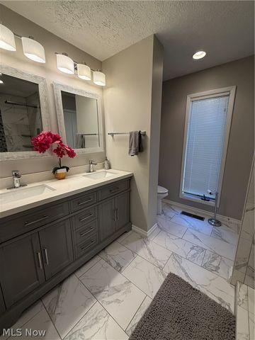 33009 Woodhaven Circle, North Ridgeville, OH 44039