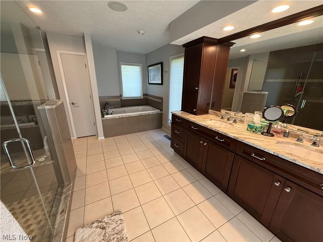33009 Woodhaven Circle, North Ridgeville, OH 44039