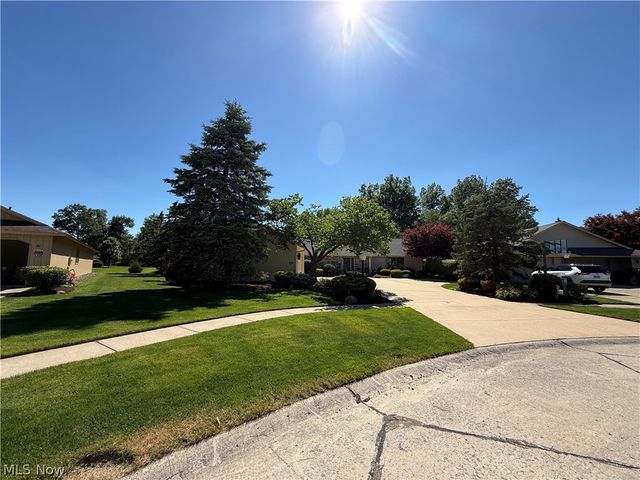33009 Woodhaven Circle, North Ridgeville, OH 44039