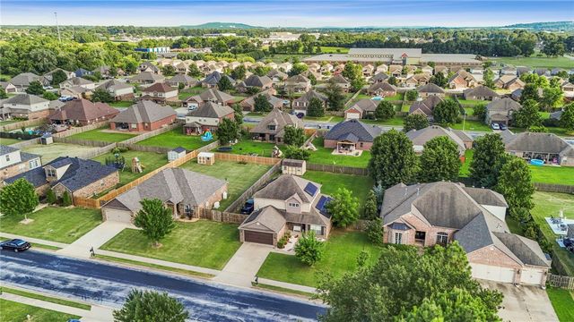 201 Windsor Avenue, Lowell, AR 72745