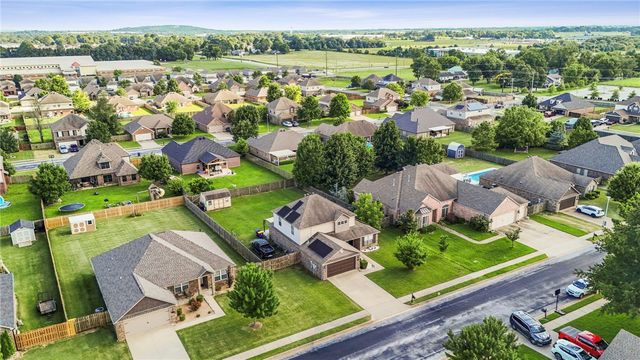 201 Windsor Avenue, Lowell, AR 72745