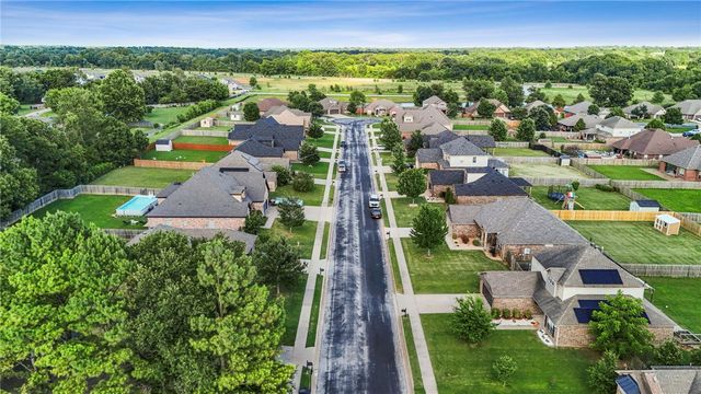 201 Windsor Avenue, Lowell, AR 72745