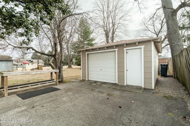 4916 Valley Station Rd, Louisville, KY 40272