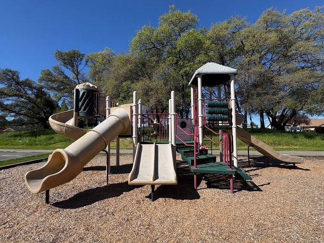 11919 Brooke Crest Dr, Auburn, CA 95602