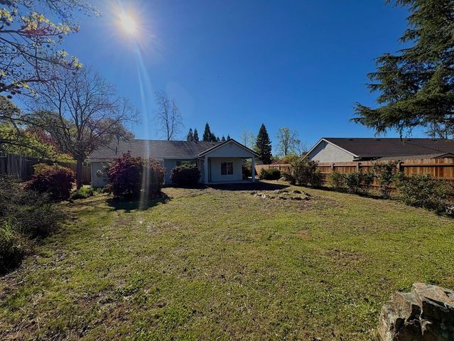 11919 Brooke Crest Dr, Auburn, CA 95602