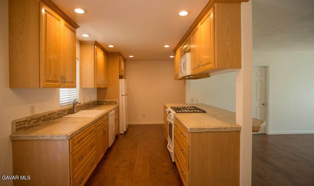 1015 W Avenue J7, Lancaster, CA 93534