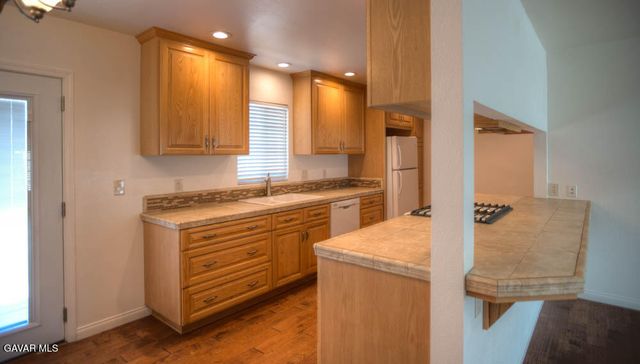1015 W Avenue J7, Lancaster, CA 93534