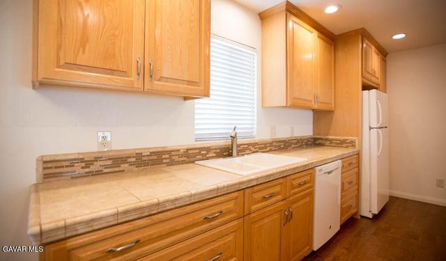 1015 W Avenue J7, Lancaster, CA 93534