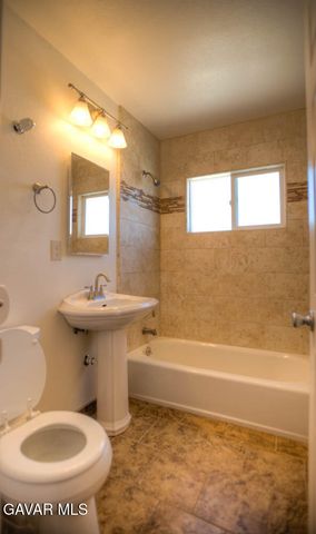1015 W Avenue J7, Lancaster, CA 93534