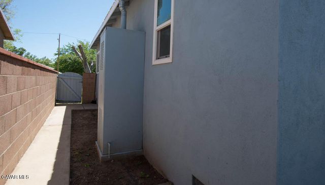 1015 W Avenue J7, Lancaster, CA 93534