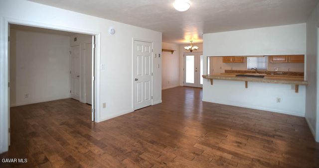 1015 W Avenue J7, Lancaster, CA 93534