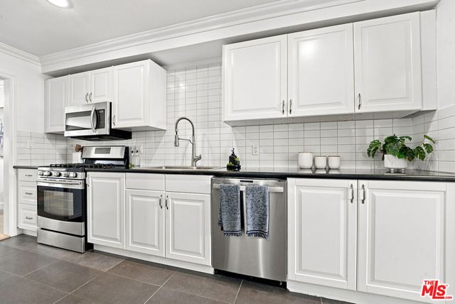 5243 Yarmouth Avenue 31, Encino, CA 91316
