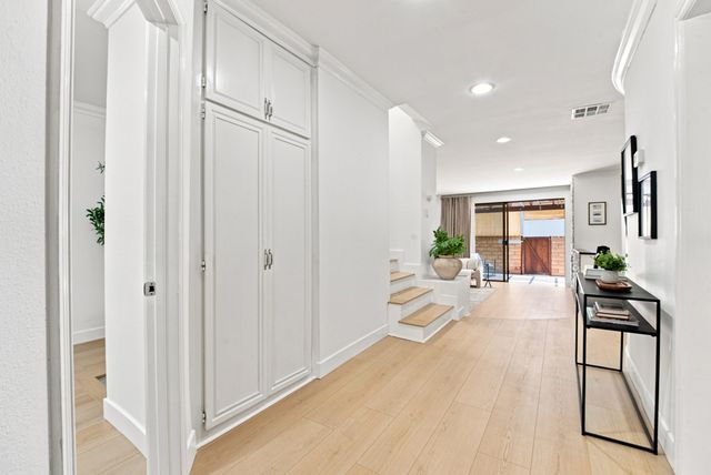 5243 Yarmouth Avenue 31, Encino, CA 91316