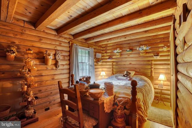 1067 HAMETOWN RD, Glen Rock, PA 17327