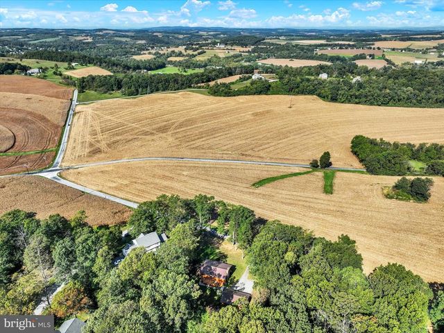 1067 HAMETOWN RD, Glen Rock, PA 17327