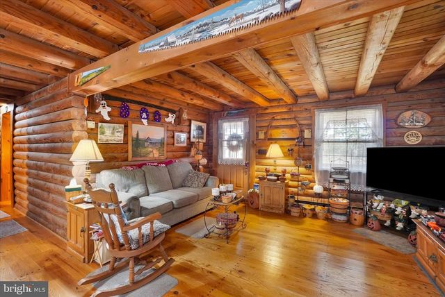 1067 HAMETOWN RD, Glen Rock, PA 17327