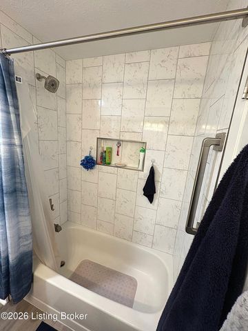 3214 Graystone Manor Pkwy, Louisville, KY 40241