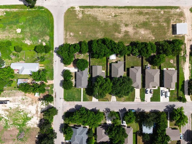 908 E Avenue B, Lampasas, TX 76550