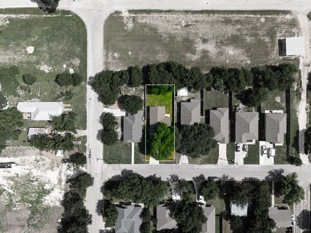 908 E Avenue B, Lampasas, TX 76550