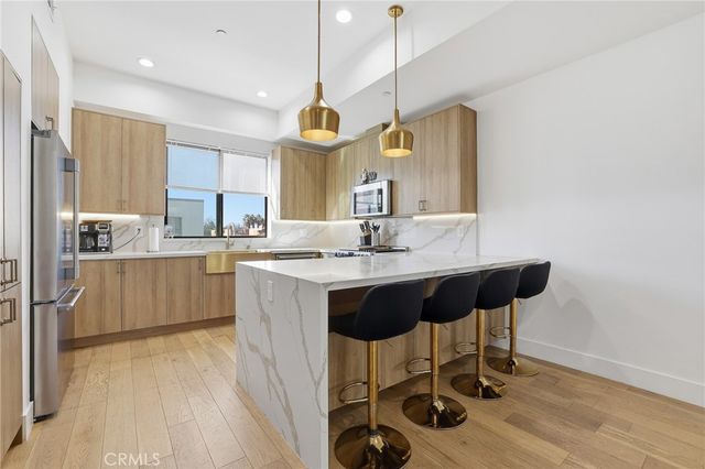 6511 N Contour Lane, North Hollywood, CA 91606