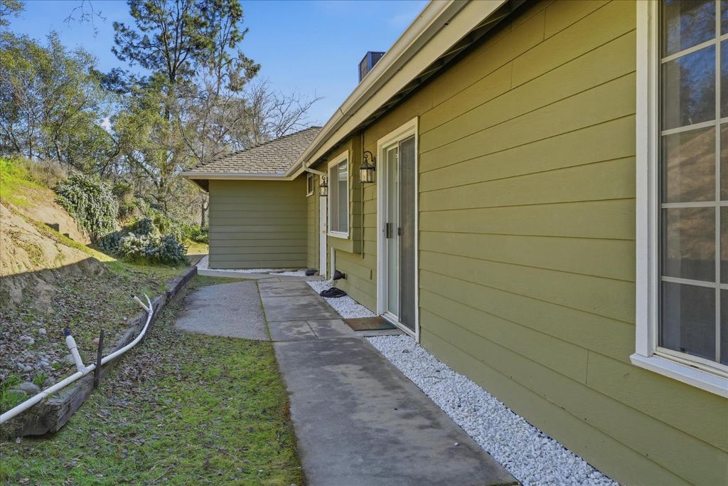 Image 35 of property listing at 30917 N Dome Dr, Coarsegold, CA 93614