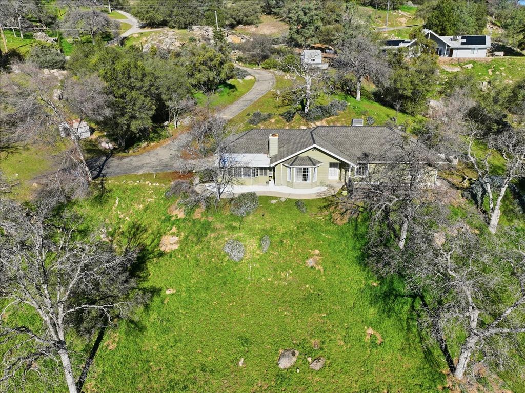 Image 4 of property listing at 30917 N Dome Dr, Coarsegold, CA 93614