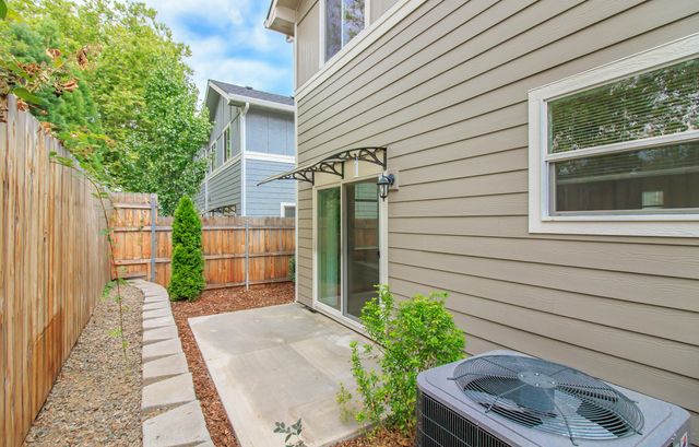 404 Oak Street, Phoenix, OR 97535
