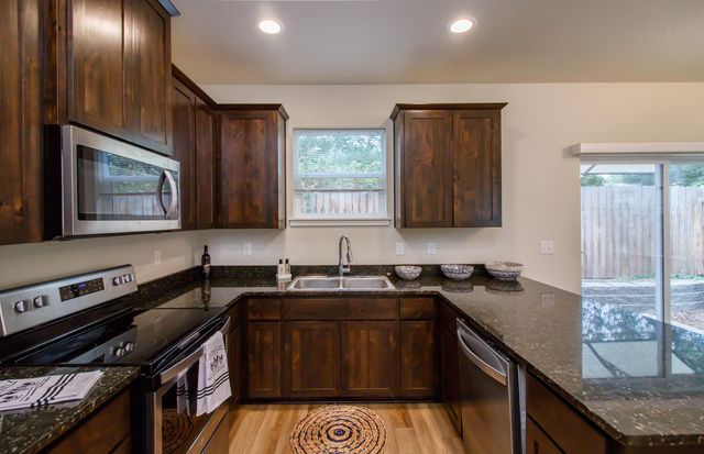 404 Oak Street, Phoenix, OR 97535